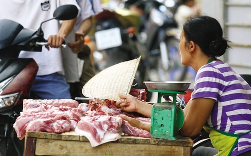 Đến lượt Bộ Tài chính tổng động viên ăn thịt lợn "cứu" ngành chăn nuôi - 1 Giá thịt lợn xuống thấp lịch sử khiến người chăn nuôi rơi vào khó khăn