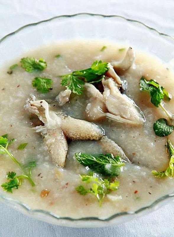 Được thưởng thức cháo nhái trong những ngày mưa, đó là cái thú không gì sánh bằng.