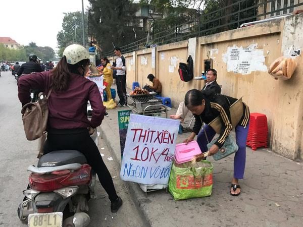 Thịt nướng siêu rẻ 10 ngàn đồng/4 xiên: Ngon vô đối, tràn vỉa hè - 1
Thịt xiên nướng 10.000 đồng/4 xiên bày tràn ngập trên phố Tôn Thất Tùng