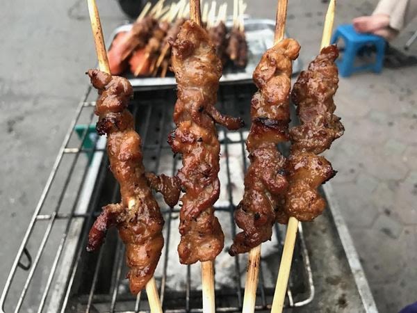 Thịt nướng siêu rẻ 10 ngàn đồng/4 xiên: Ngon vô đối, tràn vỉa hè - 3
Những xiên thịt vàng ươm được nướng bằng than hoa rồi bán với giá siêu rẻ