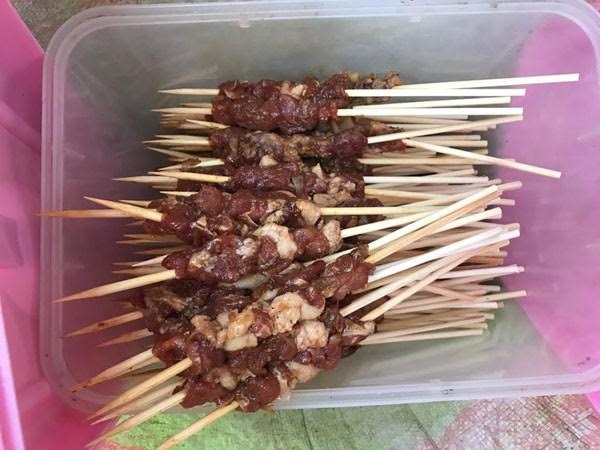 Thịt nướng siêu rẻ 10 ngàn đồng/4 xiên: Ngon vô đối, tràn vỉa hè - 4
Các hàng khẳng định nguồn thịt đảm bảo chất lượng nên khách rất đông