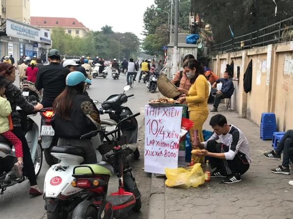 Thịt nướng siêu rẻ 10 ngàn đồng/4 xiên: Ngon vô đối, tràn vỉa hè - 6
Có hàng chỉ trong một buổi từ chiều tối đến 12 giờ đêm bán được cả 1.000 xiên thịt nướng
