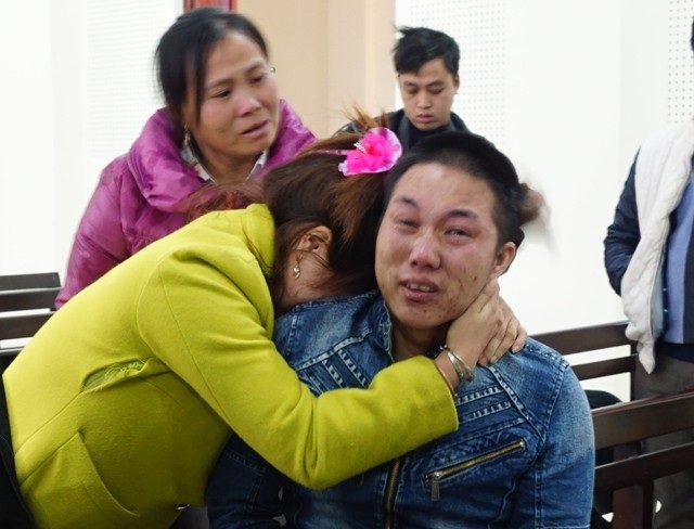 Dắt súng đi giao ma túy, nam thanh niên lĩnh án tử hình - 2 Người vợ đang mang thai của Thò Bá Nái ôm chồng khóc nức nở khi chồng lĩnh án tử hình