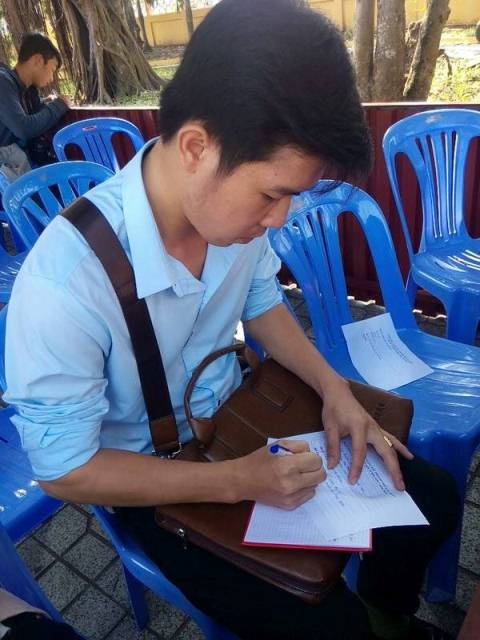 Một bạn trẻ tham gia sáng tác lục bát nhanh