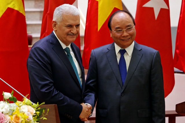 Thổ Nhĩ Kỳ sẵn sàng cấp học bổng cho các sinh viên Việt Nam - 1
Thủ tướng Thổ Nhĩ Kỳ Binali Yildirim bắt tay Thủ tướng Nguyễn Xuân Phúc trong cuộc họp báo ngày 24/8 (Ảnh: Reuters)