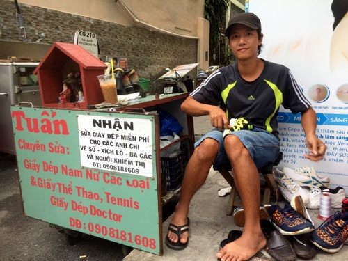 Món quà của người thợ sửa giày bên đường khiến cụ ông rơi nước mắt - 1
Hải đang sửa giày cho khách tại đầu hẻm 549 Nguyễn Đình Chiểu.