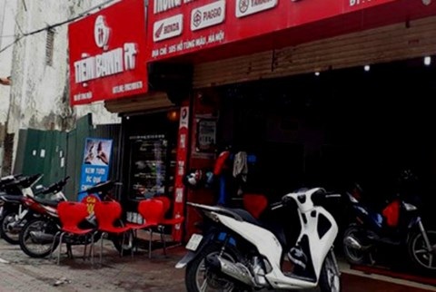 Hà Nội: Điều tra nghi án nhân viên sửa xe máy bị tấn công bằng vũ khí "nóng" - 1 Hiệu sửa xe máy nơi xảy ra vụ việc