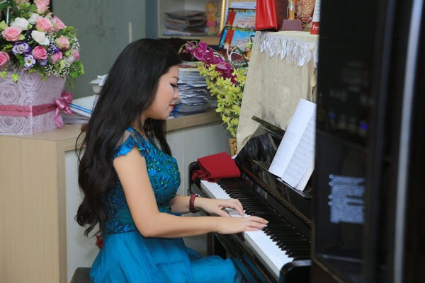 Anh Thơ tiết lộ về chốn bình yên sau cuộc hôn nhân 8 năm đổ vỡ - 4 Ngồi đánh đàn cũng là thời gian Anh Thơ thư giãn, sống chậm.