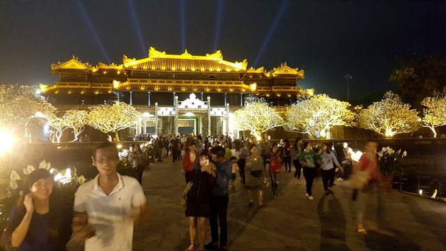 Thời gian lưu trú khách tại Huế tiếp tục giảm - 2 Đại Nội về đêm của Trung tâm Bảo tồn Di tích Cố đô Huế vừa thực hiện đã bước đầu đem lại một điểm đến về đêm thú vị cho du khách, nhưng chừng ấy là chưa đủ cho sản phẩm du lịch đêm tại Huế