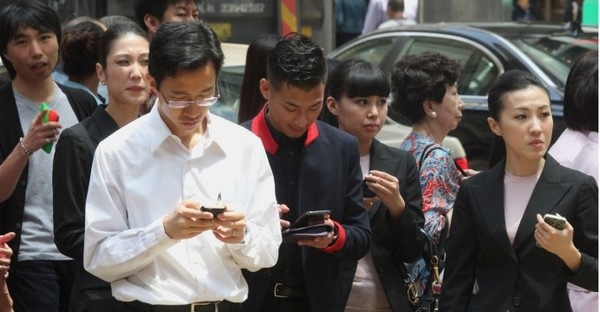 Những thói quen sử dụng công nghệ gây khó chịu cho người xung quanh - 1