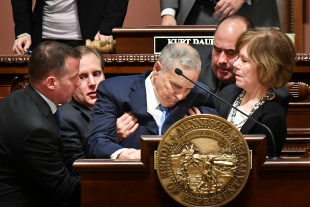 Thống đốc Mỹ ngã quỵ khi đang phát biểu - 1 Thống đốc Mark Dayton đột ngột ngã quỵ khi đang phát biểu tại Điện Capitol hôm 23/1 (Ảnh: CBS)