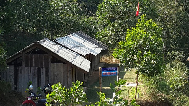 Khe Rịa và Khe Cái đã có trường mới - 1
Điểm trường Khe Cái (trường tiểu học Vũ Chấn, huyện Võ Nhai, tỉnh Thái Nguyên) trước đây được thưng tạm bằng gỗm, mái lợp bờ rô xi măng, tạm bợ và nhếch nhác