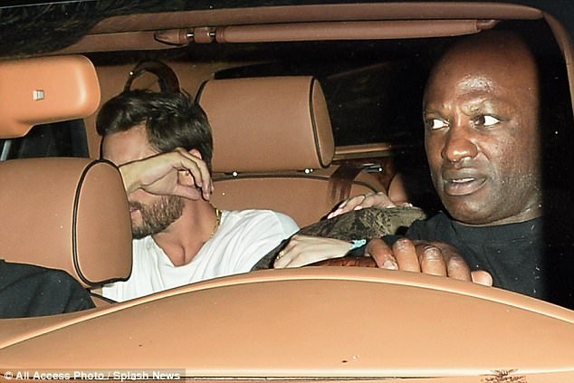 
Cả Bella Thorne và Scott Disick đều cố gắng che mặt khi gặp cánh săn ảnh khi cả hai cùng lên ô tô ra về sau buổi đi chơi
