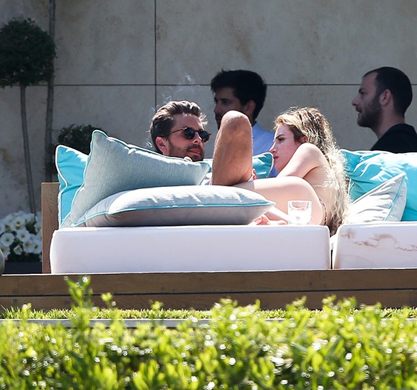 
Bella Thorne sau đó tiết lộ rằng Scott Disick là người đáng yêu nhưng tiệc tùng quá nhiều nên không hợp với tính cách của cô
