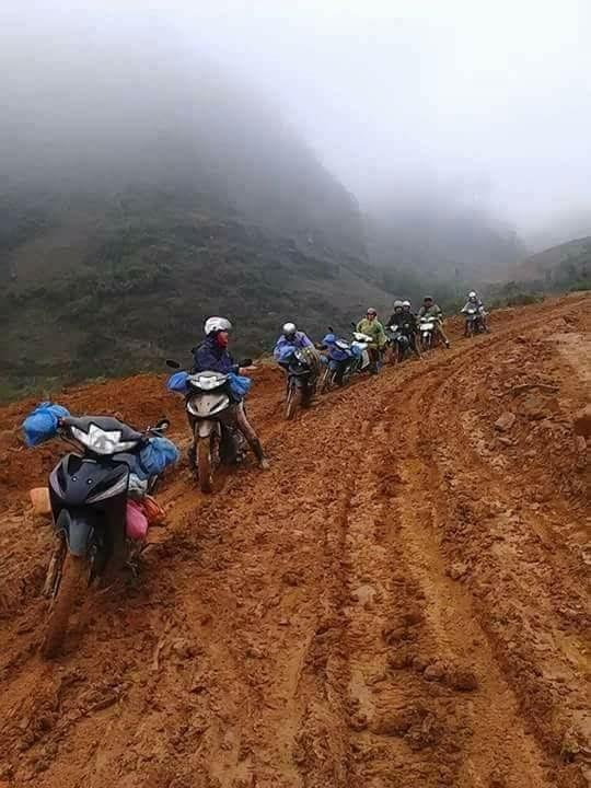 “Thót tim” cung đường mùa tựu trường của thầy cô giáo vùng cao - 6 Đi xe máy để tiết kiệm thời gian nhưng có lẽ với con đường thế này, các thầy cô sẽ mất sức hơn đi bộ nhiều lần.