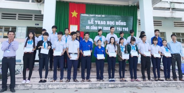 260 suất học bổng Grobest đến với học sinh nghèo Sóc Trăng - 1 Học sinh Trường THPT Ngọc Tố (huyện Mỹ Xuyên) nhận học bổng Grobest Việt Nam cùng Quỹ Khuyến học Việt Nam và báo Dân trí đồng hành thực hiện.