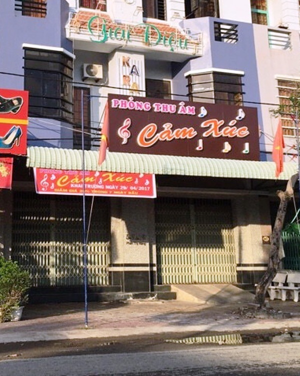 Rút giấy phép quán karaoke khiến cụ bà 93 tuổi bức xúc đến trụ sở huyện tá túc! - 4 Khi có ý kiến Chủ tịch UBND huyện Kiên Lương về việc rút giấy phép kinh doanh quán karaoke Giai Điệu, gia đình bà Lư Hồng Nết và nhiều hộ dân khác vui mừng, tuy nhiên, chủ quán lại mở dịch vụ Phòng thu âm... Bà Nết lo lắng, sợ phòng thu âm biến tướng thành nơi ca hát thì gia đình bà thêm khổ