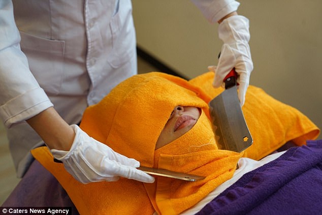 Du khách thư giãn với kiểu massage bằng... dao phay - 2 Du khách thư giãn với kiểu massage bằng... dao phay - 2