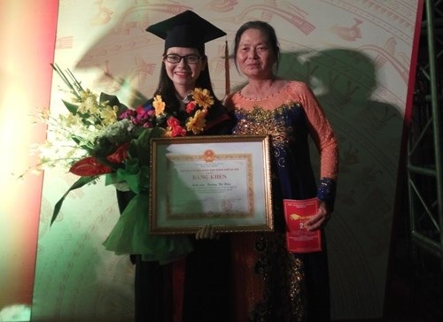Thủ khoa Y dược chia sẻ phương pháp học hiệu quả - 1 Thủ khoa Trương Thị Hiền và mẹ.