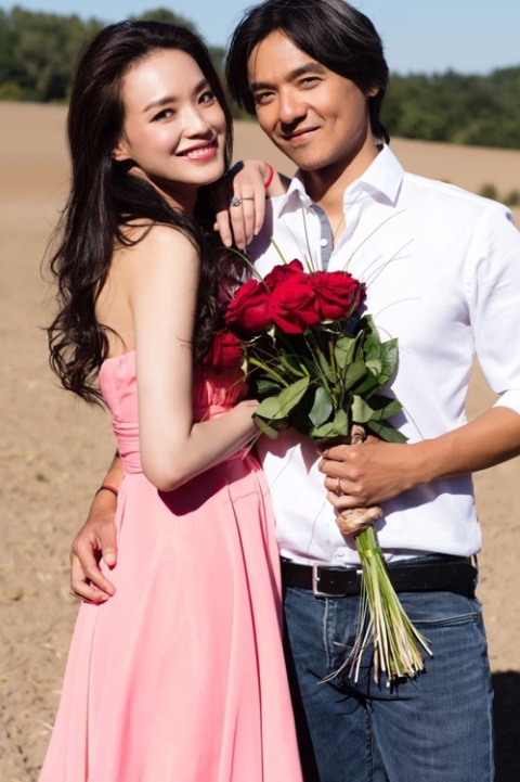 Thư Kỳ đăng tải dòng tâm trạng bất an khiến fan lo lắng - 3
Thư Kỳ và Phùng Đức Luân nên nghĩa vợ chồng sau 20 năm làm bạn thân.