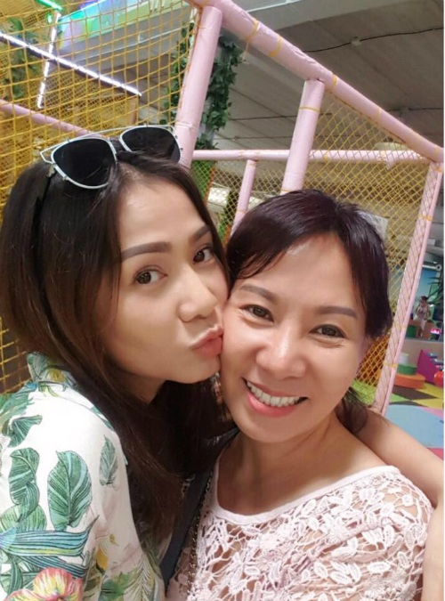 Xuân Bắc - Tự Long khoe ảnh "hổ báo", Đức Phúc lần đầu selfie sau phẫu thuật - 16
Ca sĩ Thu Minh chia sẻ ảnh chụp chung với chị gái hơn 8 tuổi. Nhan sắc chị gái của nữ ca sĩ có nhiều nét tương đồng, Thu Minh viết: Happy birthday to my twin... Love you more than you can think.