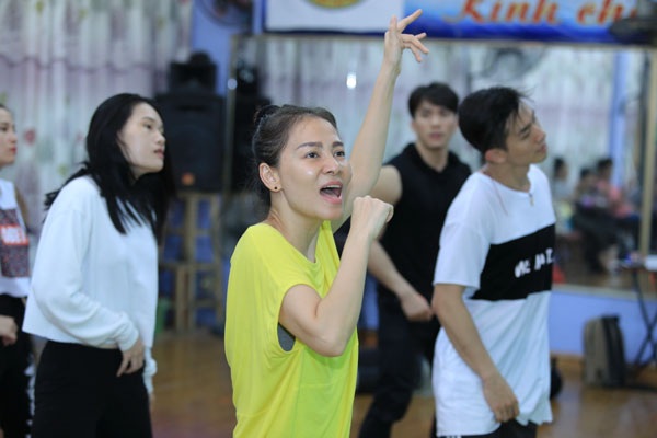 Thu Minh “kiệt sức” vì tập luyện cùng vũ đoàn - 4 Thu Minh “kiệt sức” vì tập luyện cùng vũ đoàn - 4