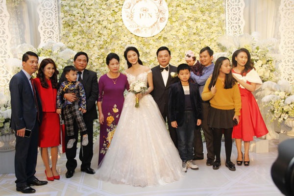 Cặp đôi chụp ảnh kỷ niệm với anh em, họ hàng.