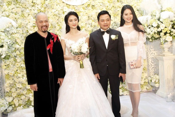 NTK Đức Hùng và Hoa hậu các dân tộc Ngọc Anh chụp ảnh kỷ niệm cùng cô dâu chú rể.