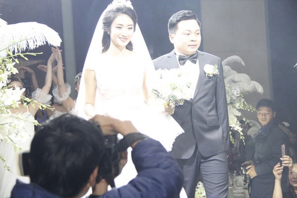 Hoa hậu Thu Ngân lộng lẫy trong tiệc cưới cùng chú rể doanh nhân - 15