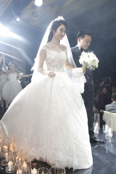 Thu Ngân được vị hôn phu săn sóc từng chút.