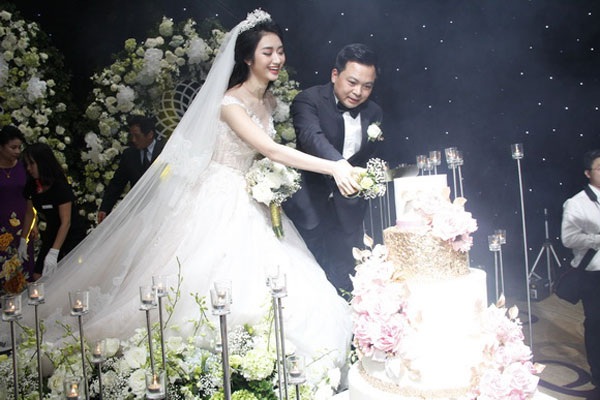 Cặp đôi thực hiện nghi lễ cắt bánh cưới...