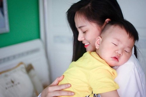 Dàn diễn viên phim “Sống chung với mẹ chồng”: Người hạnh phúc, người đi qua "giông tố" - 10 Thu Quỳnh bình yên bên con trai sau những ngày tháng hôn nhân sóng gió.