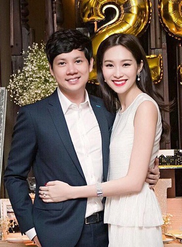 Hoa hậu Việt Nam Đặng Thu Thảo sẽ kết hôn vào tháng 10 - 2 Đặng Thu Thảo tình cảm cùng bạn trai Trung Tín trong sự kiện