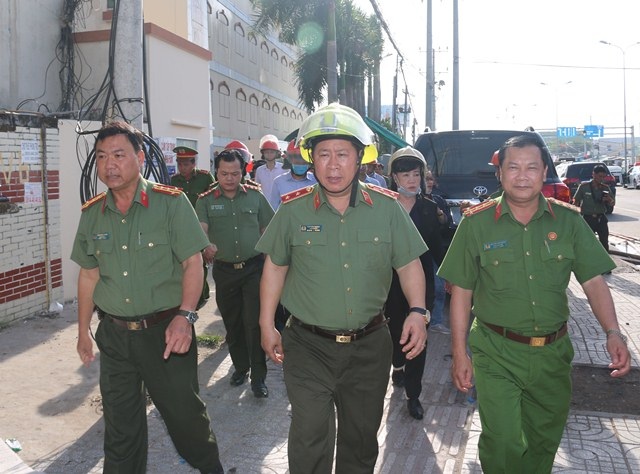 Vụ cháy lớn suốt 5 ngày: Tổng Giám đốc công ty may nói lời xin lỗi - 2
Thứ trưởng Bộ Công an Bùi Văn Thành (giữa) kiểm tra hiện trường vụ cháy