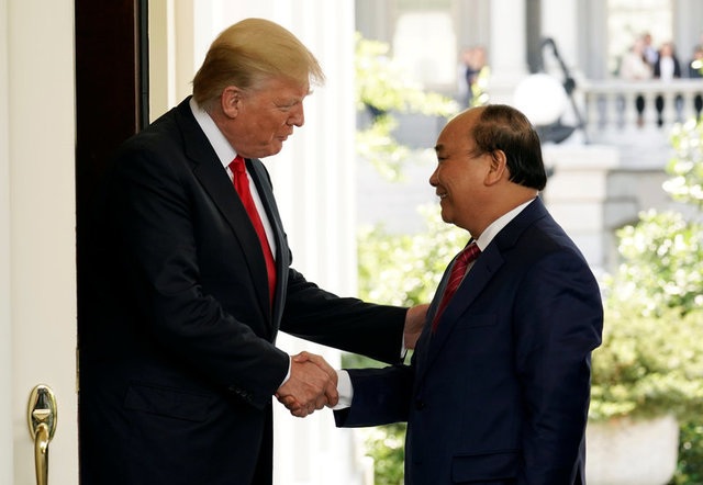 Tổng thống Trump: Mỹ và Việt Nam đã ký kết các thỏa thuận hàng tỷ USD - 1
Tổng thống Donald Trump đón Thủ tướng Nguyễn Xuân Phúc tới Nhà Trắng (Ảnh: Reuters)