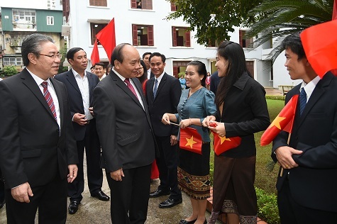 Thủ tướng: Người dân kêu ca rất lớn chuyện phong bì phong bao - 1 Thủ tướng trò chuyện cùng các sinh viên nước ngoài của Học viện. Ảnh: VGP