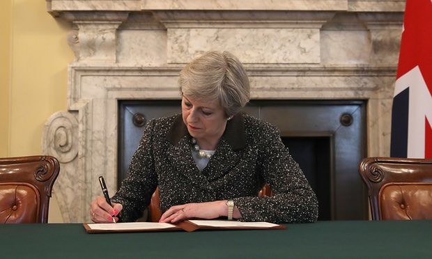 Thủ tướng Anh ký bức thư lịch sử kích hoạt Brexit - 1
Thủ tướng Anh ký bức thư lịch sử ngày 28/3 (Ảnh: PA)