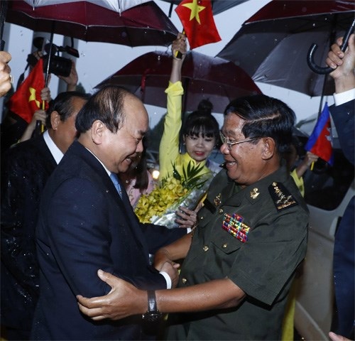 Người dân “vượt lũ” trên phố Hà Nội, “quái vật” khổng lồ xuyên lòng đất Sài Gòn - 1
Chiều 21/6, tại tỉnh Bình Dương, Thủ tướng Chính phủ Nguyễn Xuân Phúc đã chủ trì đón và chào mừng Thủ tướng Chính phủ Vương quốc Campuchia Hun Sen. Thủ tướng Hun Sen bày tỏ lòng biết ơn vì sự hy sinh mà Việt Nam đã dành cho Campuchia và khẳng định: “Nếu không có Việt Nam thì không có Campuchia ngày nay”.