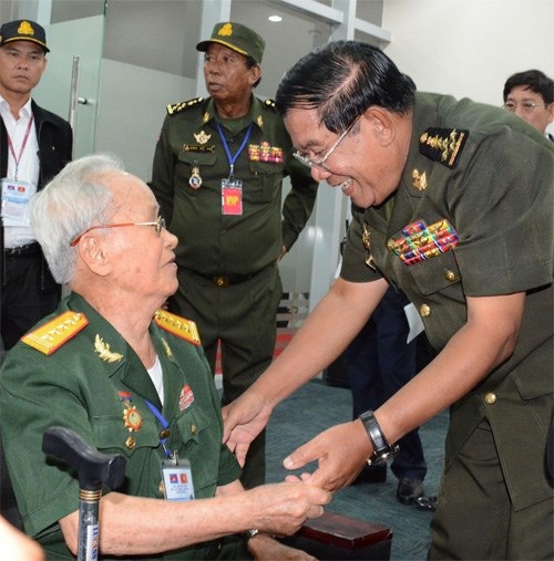 Thủ tướng Hun Sen: “Nếu không có Việt Nam thì không có Campuchia ngày nay” - 2 Thủ tướng Hun Sen gặp gỡ một cựu chiến binh Việt Nam, nhân chứng lịch sử tại Bình Dương (ảnh: QĐND)