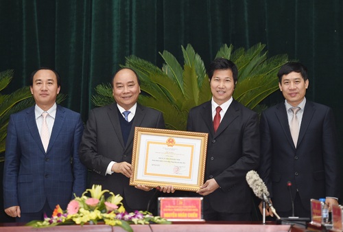 Thủ tướng giao nhiệm vụ cho tỉnh nhỏ thành thành phố sáng tạo nhất - 2
Nhân dịp này, Thủ tướng trao bằng chứng nhận Nông thôn mới cho 2 huyện Tiên Du, Từ Sơn.