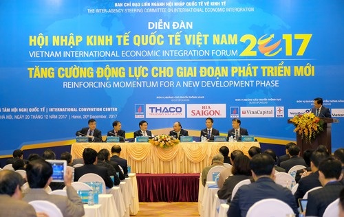 Thủ tướng: Trì trệ mãi, kẻ đẩy - người kéo khó phát triển đất nước - 1
Thủ tướng Nguyễn Xuân Phúc cùng Phó Thủ tướng Vương Đình Huệ tham dự Diễn đàn Hội nhập Kinh tế Quốc tế Việt Nam 2017
