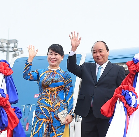 Thủ tướng Nguyễn Xuân Phúc lên đường thăm Đức và dự Hội nghị G20 - 1
Thủ tướng Nguyễn Xuân Phúc và Phu nhân rời Hà Nội lên đường thăm Cộng hòa Liên bang Đức, sáng sớm 5/7 (ảnh: TTXVN)