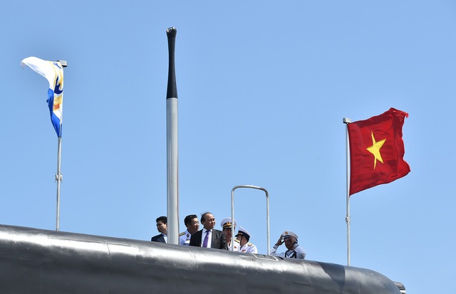 Sáng 28/2, tại căn cứ quân sự Cam Ranh (Khánh Hòa), Thủ tướng Nguyễn Xuân Phúc dự Lễ thượng cờ cấp Quốc gia cho 2 tàu ngầm Kilo 186 Đà Nẵng và Kilo 187 Bà Rịa - Vũng Tàu.