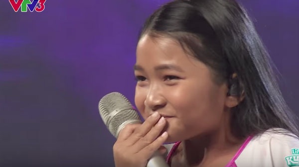 Hát quên lời, thí sinh “nhí” vẫn chinh phục được giám khảo - 2 Thu Uyên ngượng nghịu vì quên lời ca khúc Huế thương.