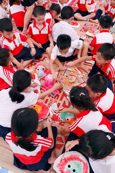 Hà Nội: Tết Trung Thu này, xem gì, đi chơi đâu? - 2 Trẻ em được trải nghiệm làm nhiều món đồ chơi dân gian (Ảnh: Hòa Nguyễn).