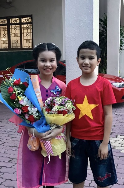 Ấn tượng trước sự “lột xác” của Hồng Thư Giọng hát Việt nhí - 2 Hồng Thư chụp ảnh với fan nhí sau tiết mục Đánh thức tầm xuân ở vòng Đối đầu.