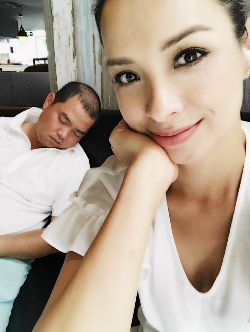 Bảo Thanh khoe thân hình thon gọn, Việt Anh lạ lẫm với ảnh cổ trang - 13 Bà xã Thúy Hạnh dìm hàng ông xã khi ngủ gật lúc hai vợ chồng đi cà phê, cô viết: Đưa hai bạn nhỏ đi học xong hai bạn lớn dắt nhau ra cà phê tâm sự... Kết quả bạn vợ tự tâm sự một mình.