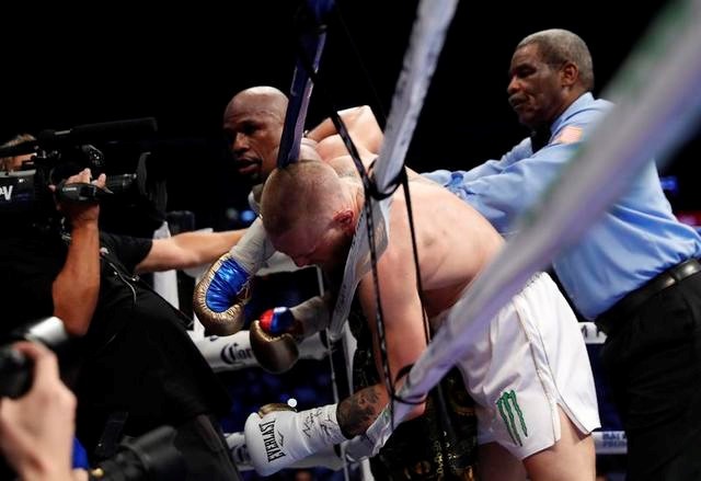 "Độc cô cầu bại" Mayweather hạ knock-out McGregor - 4
McGregor chỉ có thể trụ được đến hiệp đấu thứ 10