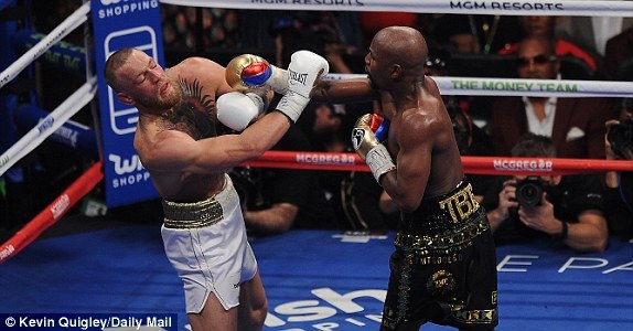 "Độc cô cầu bại" Mayweather hạ knock-out McGregor - 2
Đòn đánh quyết định của Mayweather khiến McGregor gục ngã