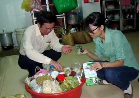 Hóa chất, phụ gia thực phẩm cần phải bán như đơn thuốc - 1 Lực lượng thanh tra phát hiện nhiều loại phụ gia không tên tại một cơ sở cung cấp suất ăn sẵn